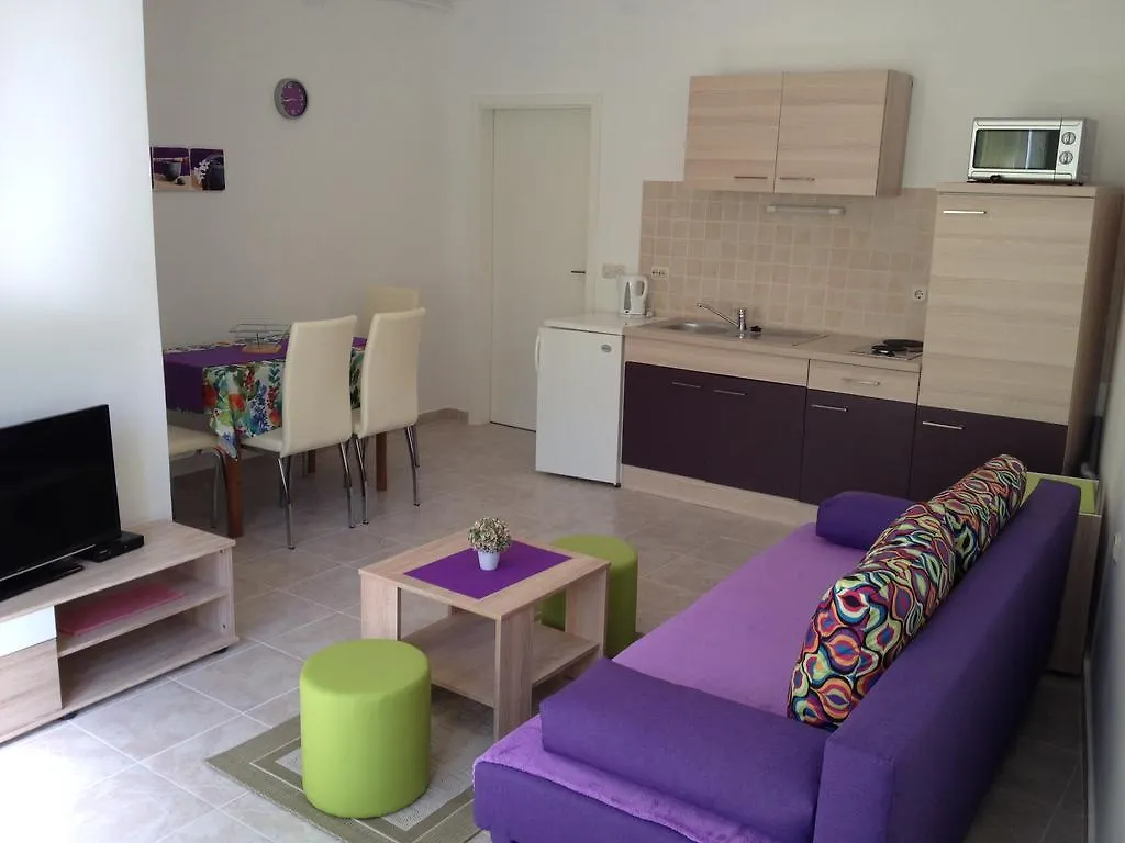 Apartaments Oma & Opa Banjol Lägenhet